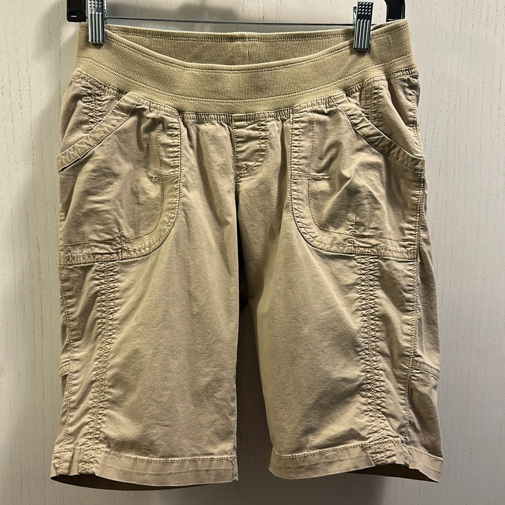 Two Hearts Maternity Khaki Shorts Cargo/Bermuda. SZ Small measurements in photos